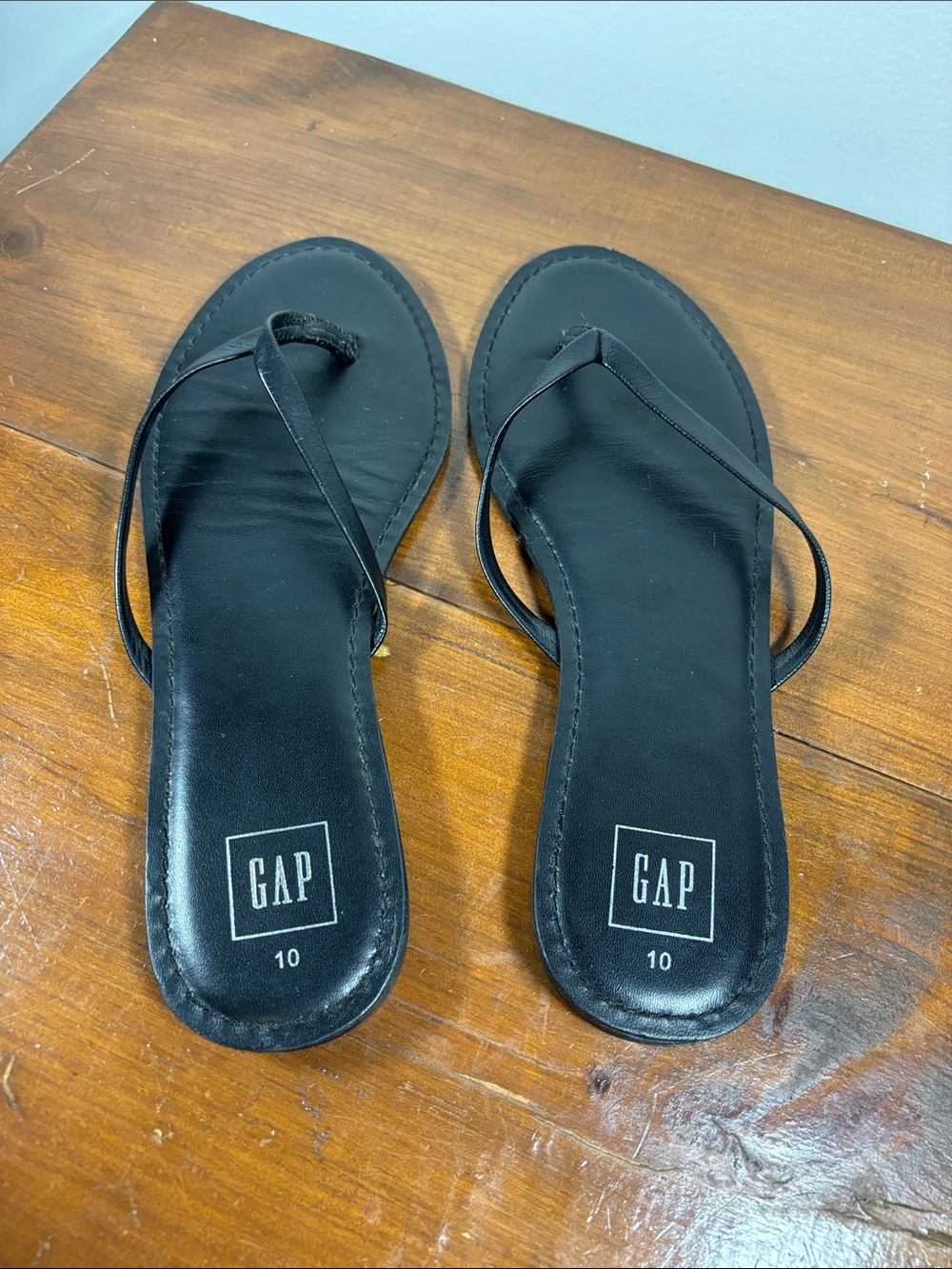 GAP Black Thin-Strap Leather Flip Flop Woman Sandals Size 10 Summer Beach Vibe